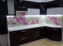 Образец кухни на выставке в салоне,фасады -пластик+ стеклянная рамка,стеновая панель-Альбико,столешница 38 мм  постформинг